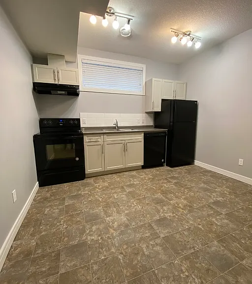2550 Amerongen Cres SW #1A — Photo 3