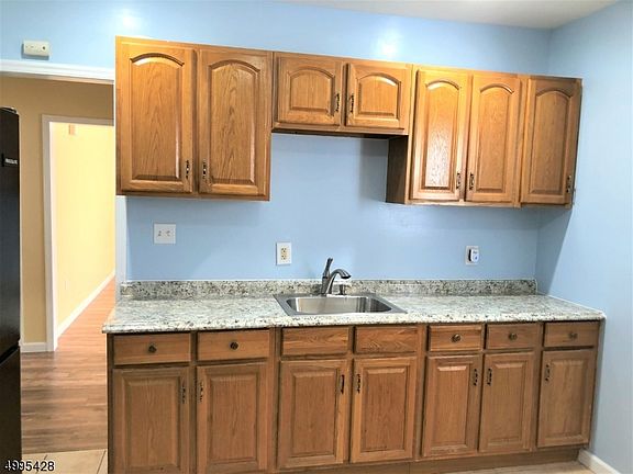 3rd image of 1077-1079 Sanford Ave