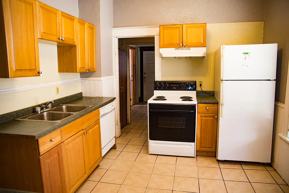 6 bed, 3409 sqft, $3,000 — Photo 2