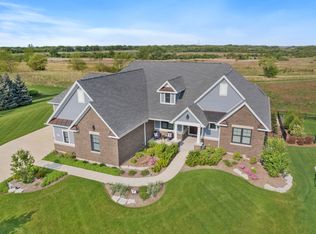 1812 Hunters Ridge Ln, Sugar Grove, IL 60554