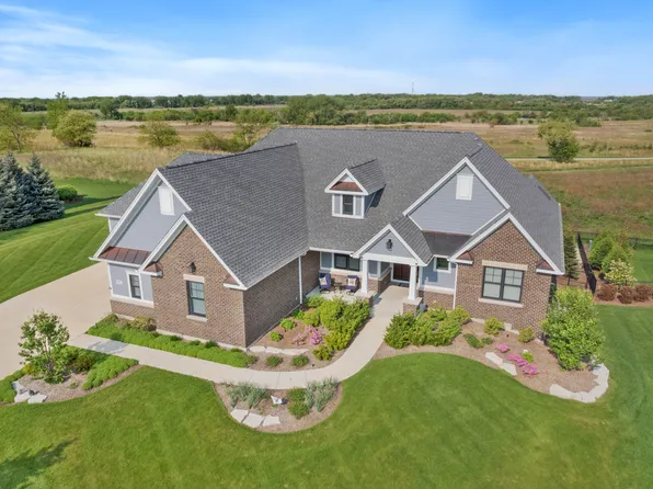 1812 Hunters Ridge Ln, Sugar Grove, IL 60554