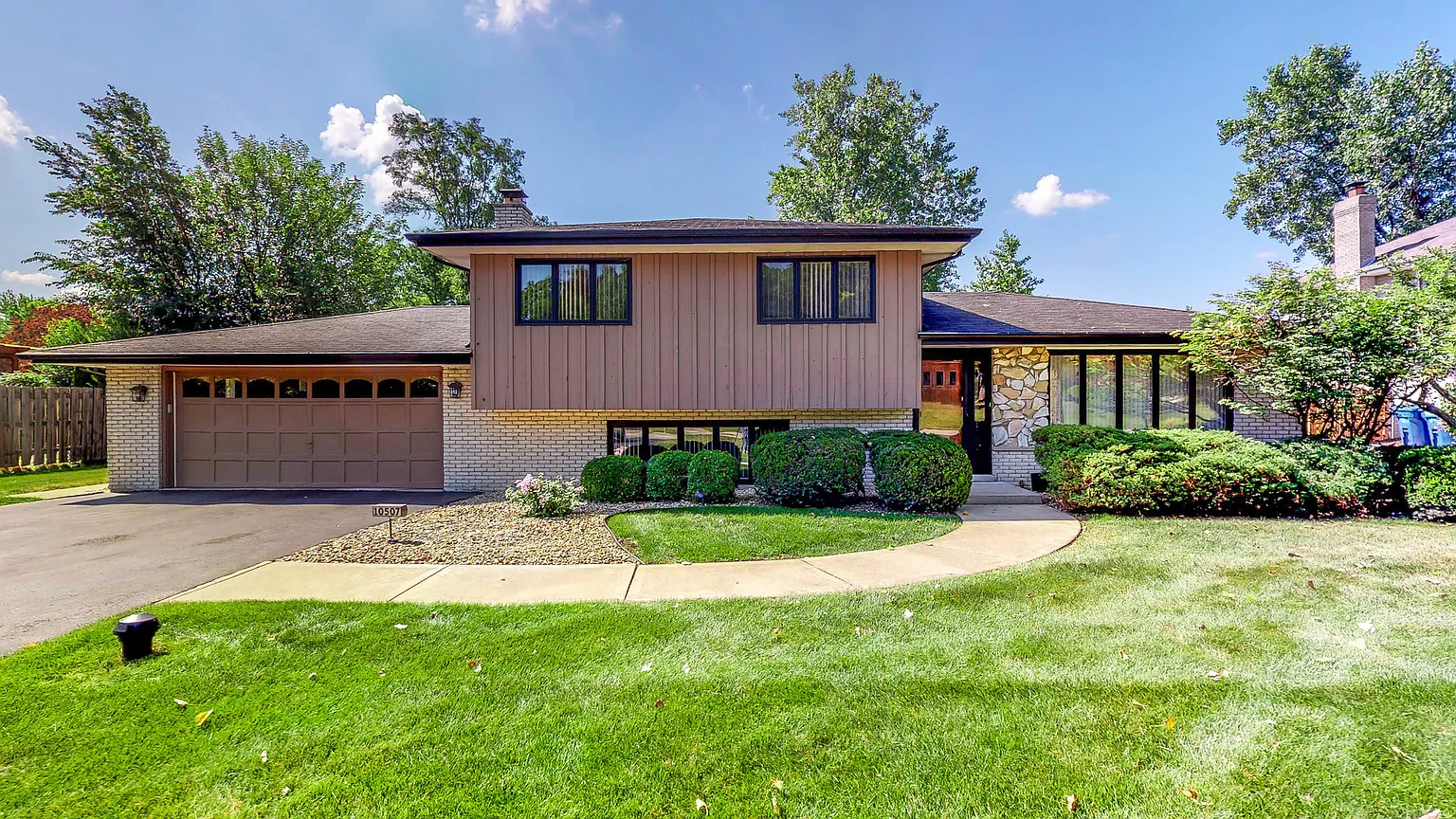10507 W Bernice Dr photo 1
