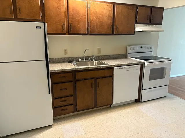28 Dinan Dr #5