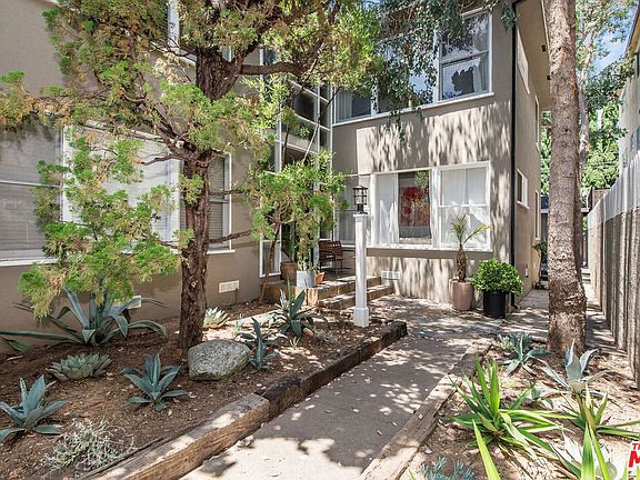 3rd image of 2115 Ocean Park Blvd #4