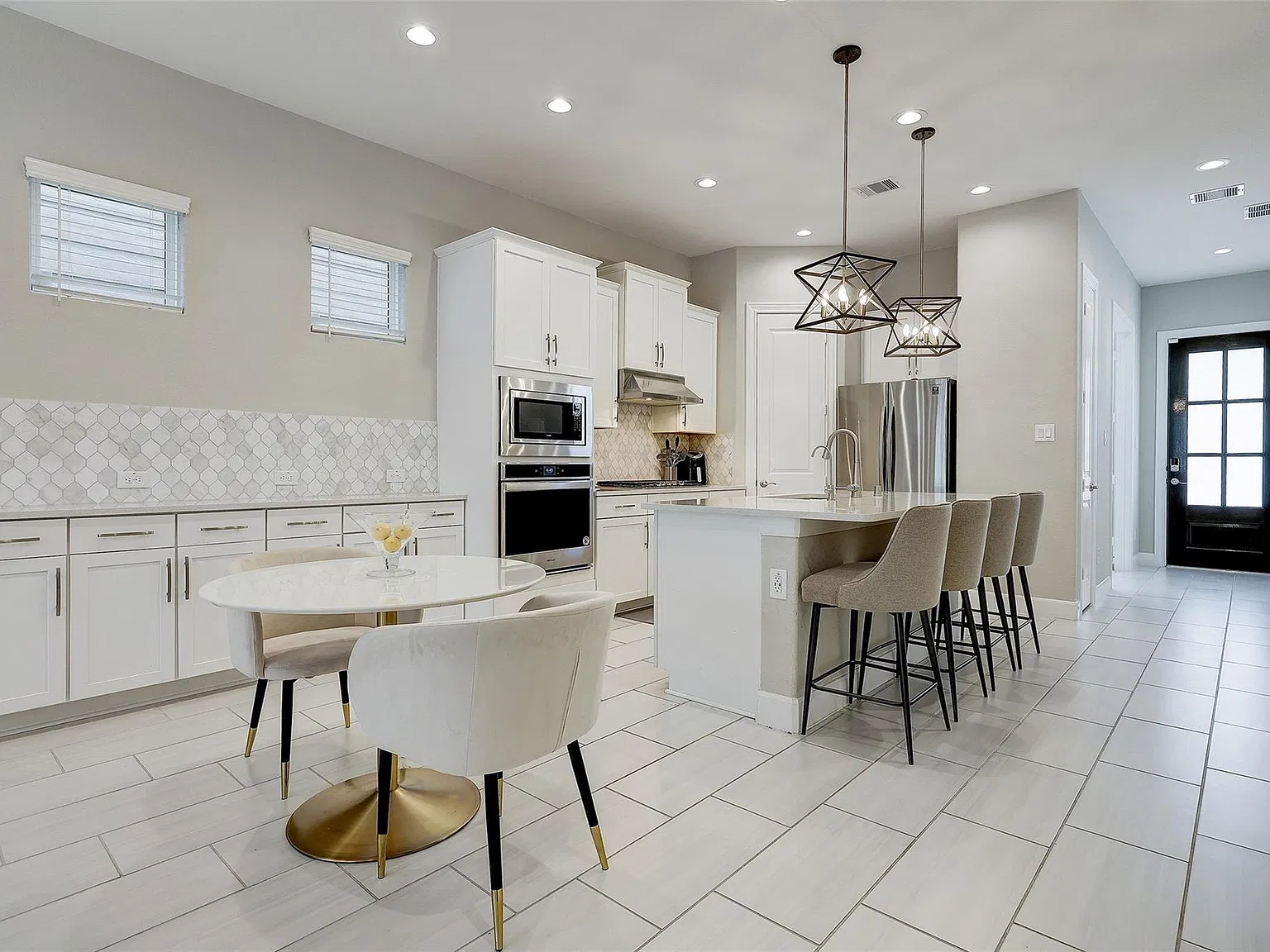 4 bed, 3.0 bath, 2570 sqft, $3,500 — Photo 2