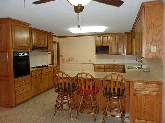 4th image of 385 Bruce Cir