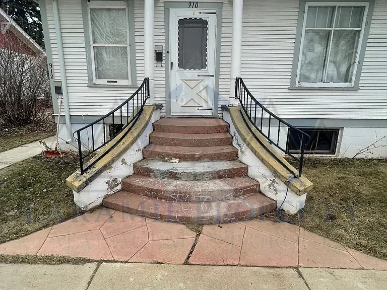 912 E Park Ave — Photo 4