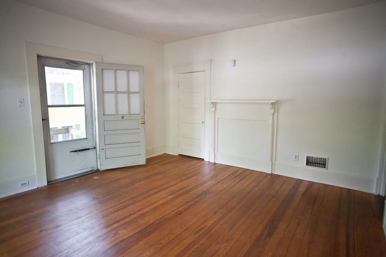 2br Apartment on McCauley St - Cameron-McCauley Historic District — Photo 3