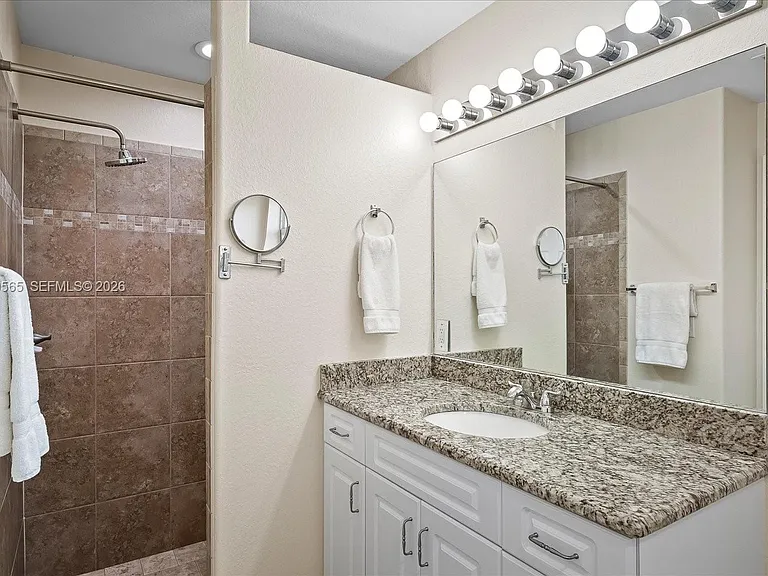 924 Lake Dr E — Photo 25
