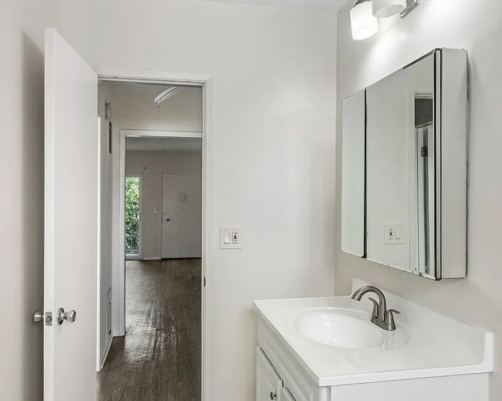 1808 N Harvard Blvd — Photo 17