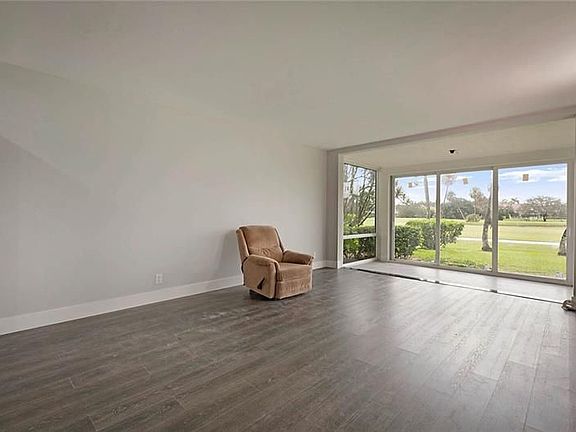 5th image of 3970 Oaks Clubhouse Dr APT 105