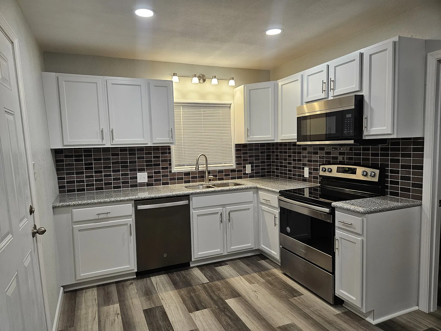 8720 Airway Dr — Photo 4