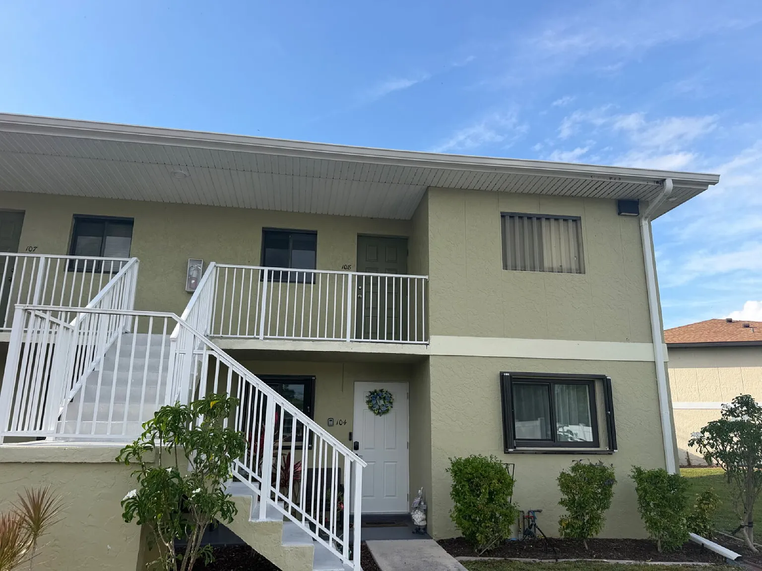 2 bed, 2.0 bath, 950 sqft, $1,350 — Photo 2