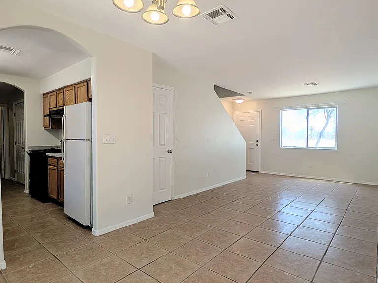 392 E Dirklay Ave — Photo 3