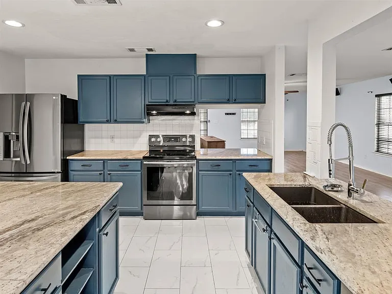 2411 Lavendale Ct — Photo 8