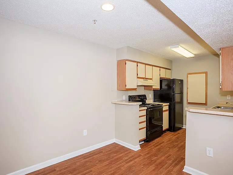 Laurelwood Park Apartments — Photo 6