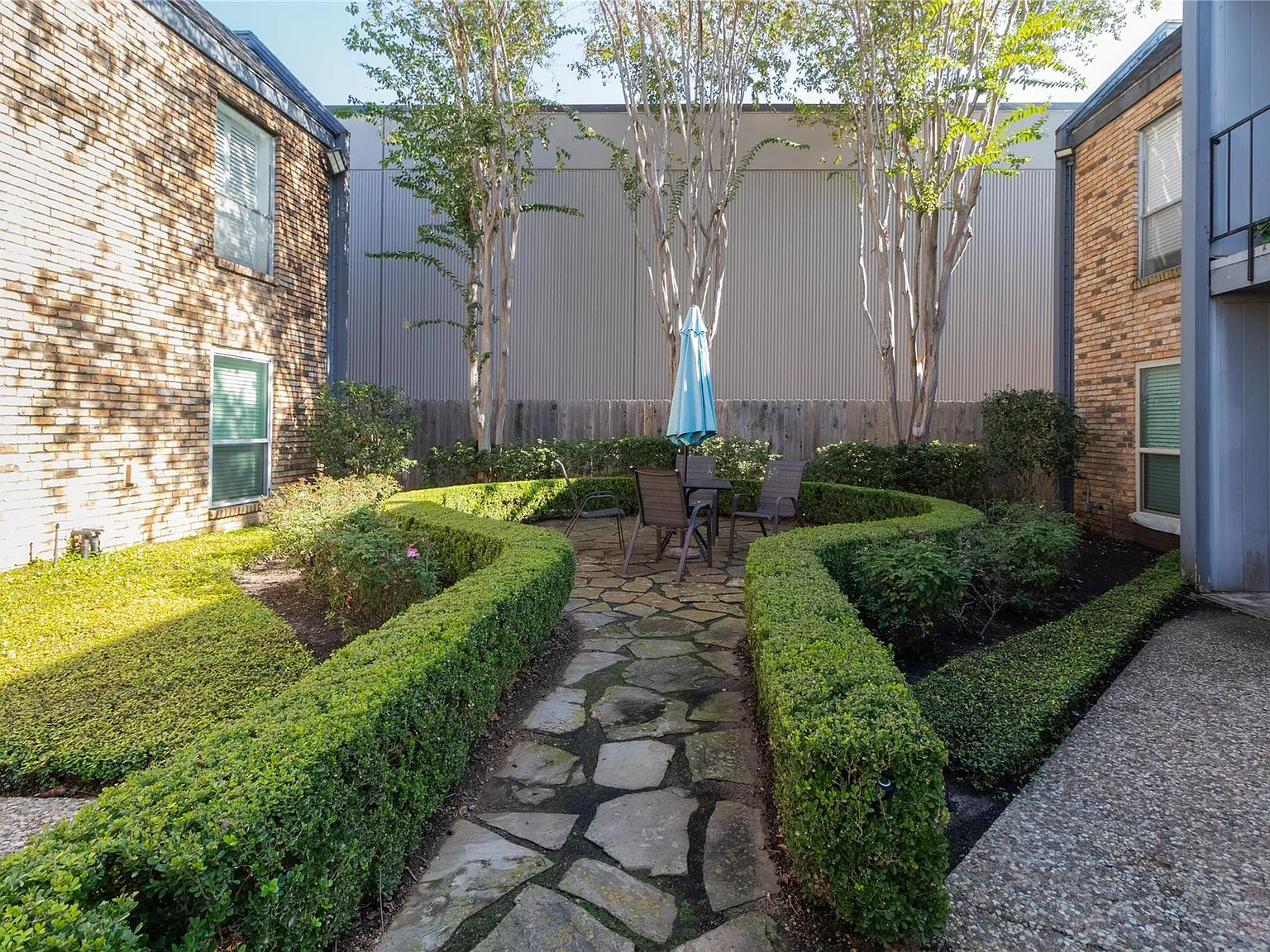 2 bed, 1.0 bath, 878 sqft, $1,400 — Photo 3