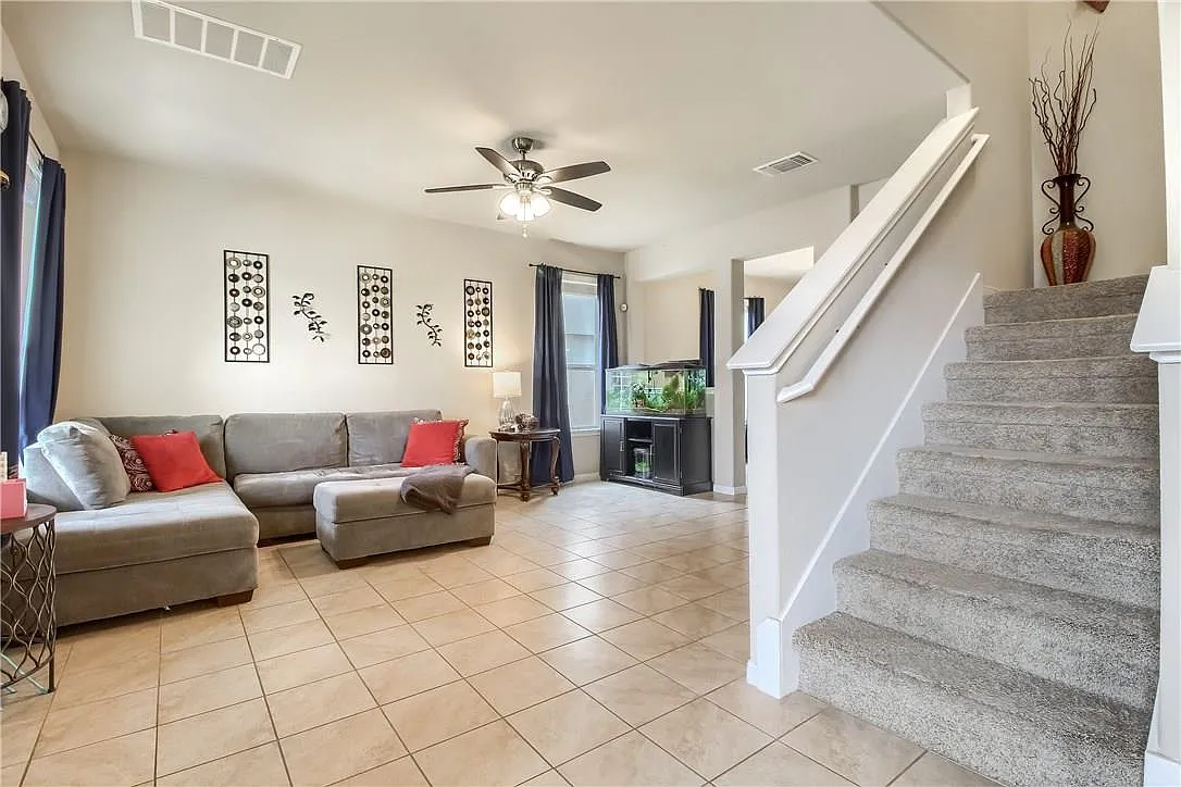 3 bed, 2.5 bath, 1856 sqft, $1,900 — Photo 4