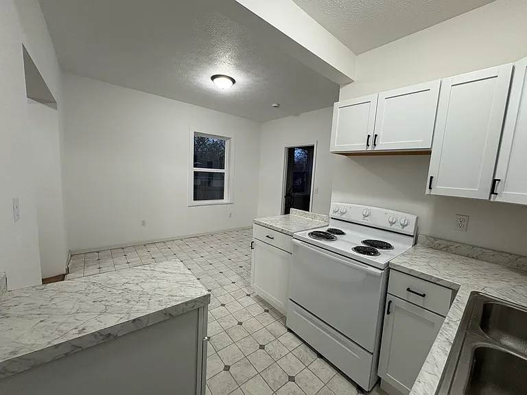 618 Dennis St — Photo 2