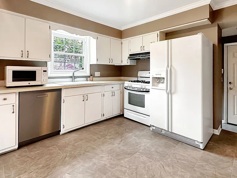 2236 Elmwood Dr SE — Photo 6