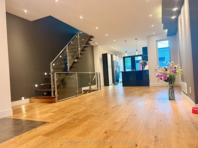 10 Palmerston Ave — Photo 9