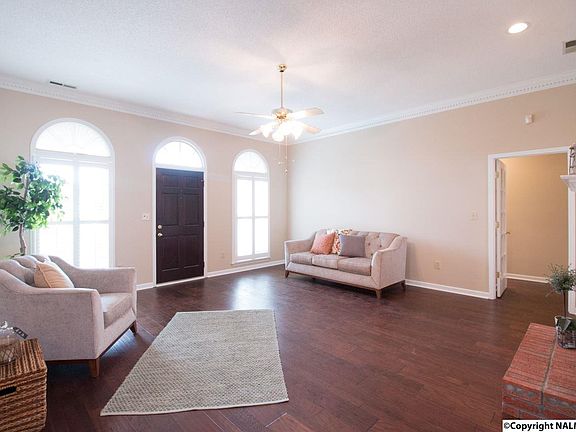 3rd image of 100 Sleepy Hollow Ln