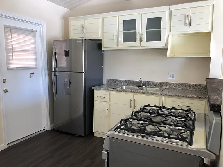 1042 E Grand Ave — Photo 4