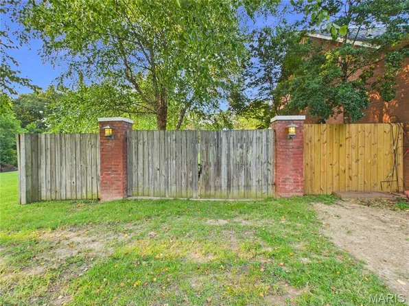 3001 Charlton Ln, Poplar Bluff, MO 63901