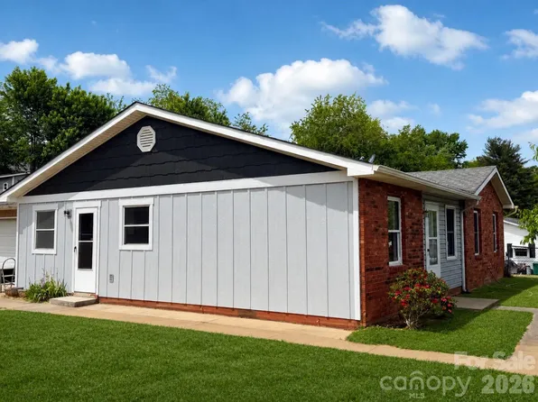 20 Mount Carmel Dr, Asheville, NC 28806