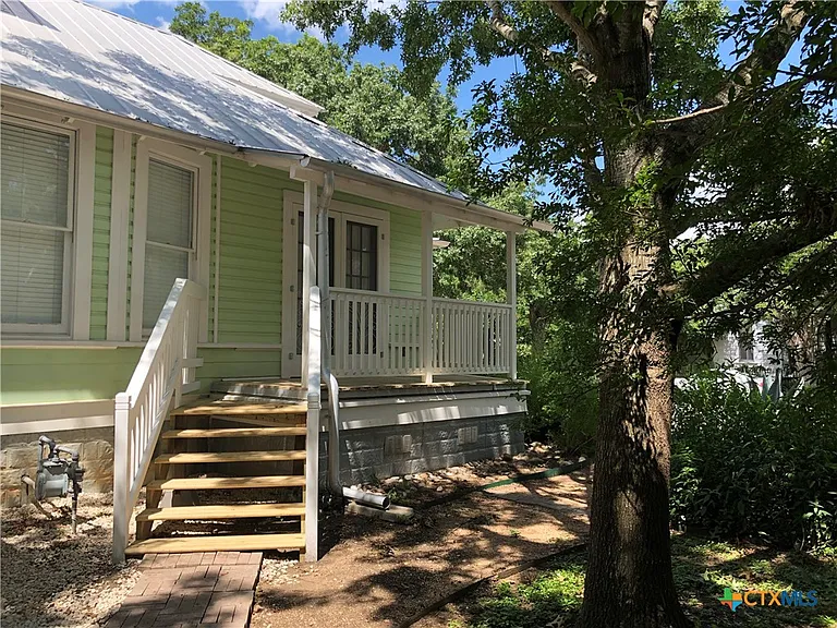 414 W San Antonio St — Photo 3