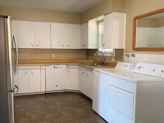 Kitchen with Washer/Dryer