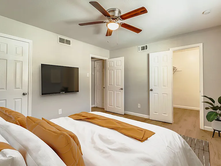 Reiger Park Apartments — Photo 7