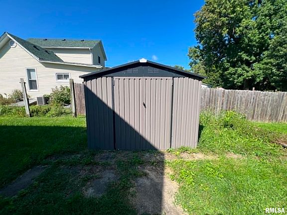 3rd image of 324 E Summit St
