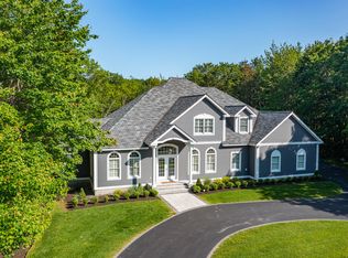 39 Oakmont Dr, Falmouth, ME 04105