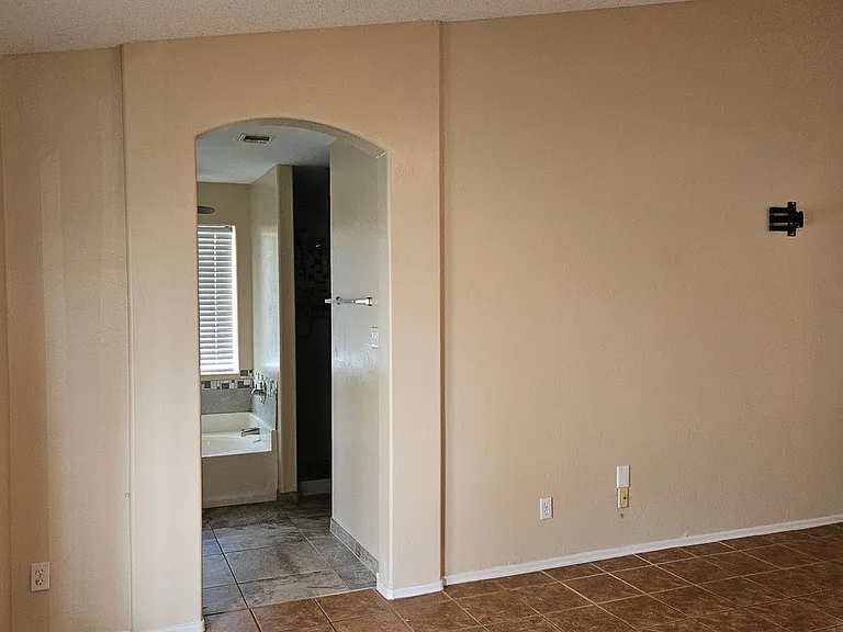 1325 S 28th Dr — Photo 15