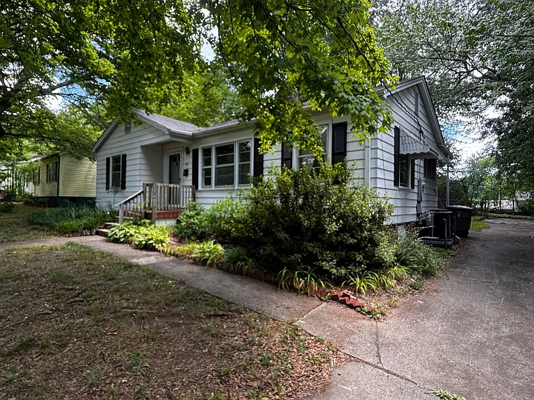 811 W Elm St — Photo 3