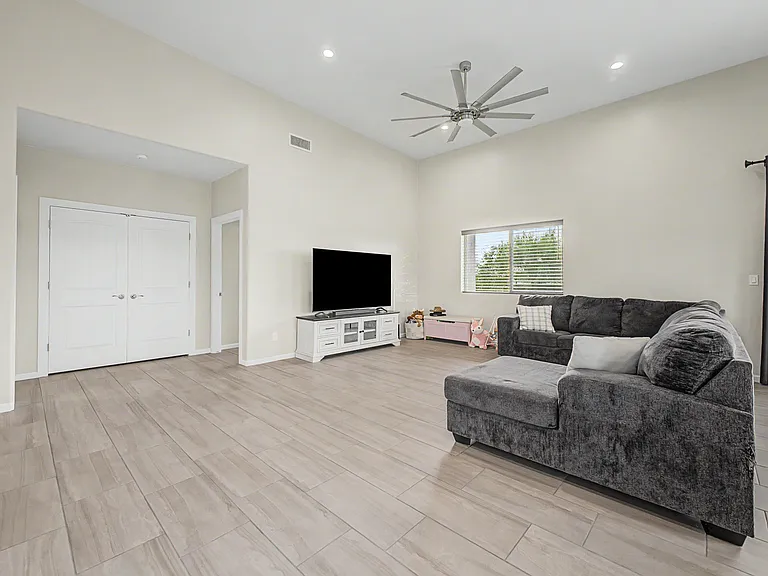 208 S Montgomery Pl — Photo 5