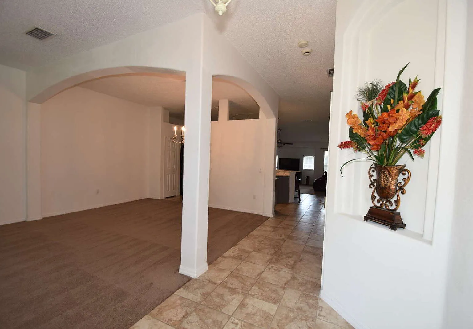 3 bed, 2.0 bath, 1928 sqft, $2,000 — Photo 3