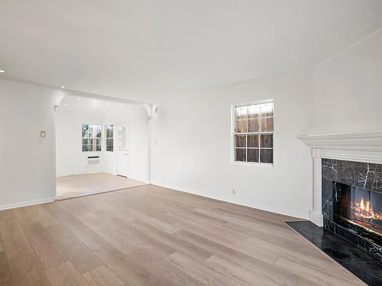 4920 Cahuenga Blvd — Photo 2