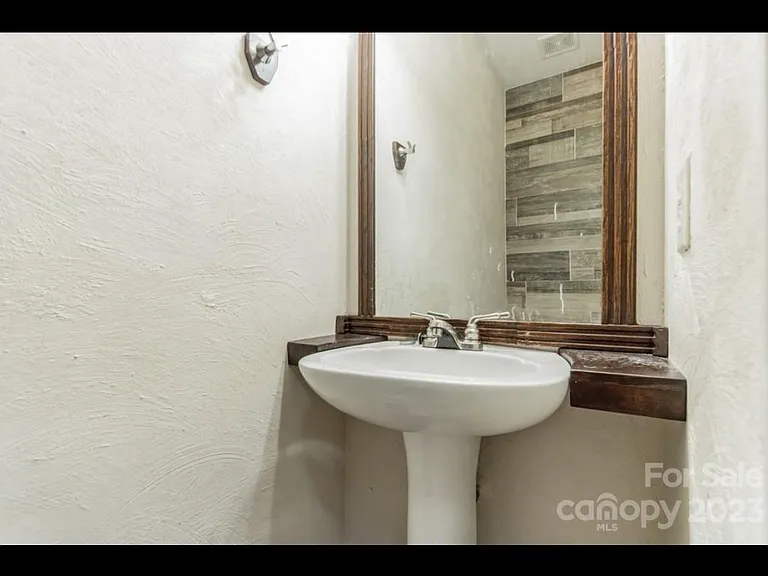 7811 Lennoxshire Ln — Photo 24