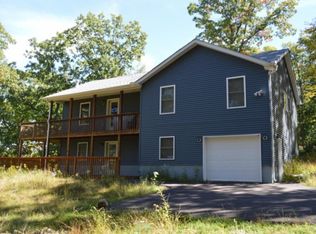 114 Treetops Ln, Henryville, PA 18332