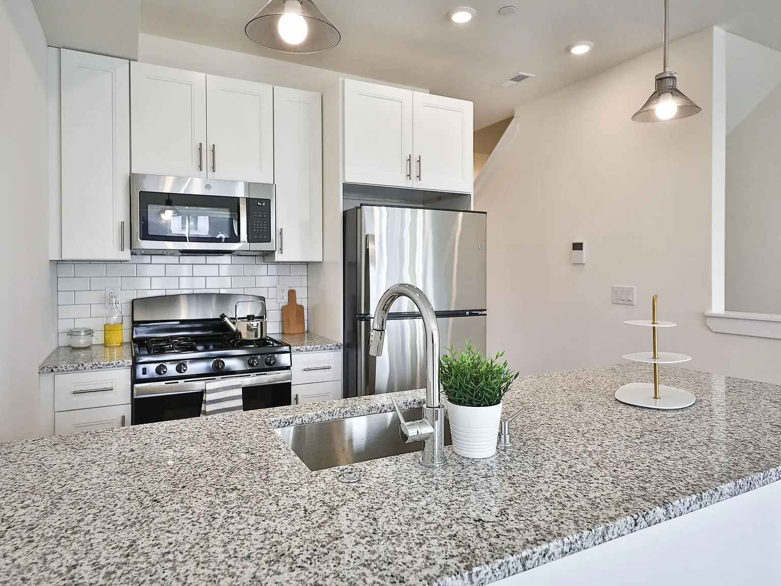3 bed, 1360 sqft, $2,500 — Photo 2