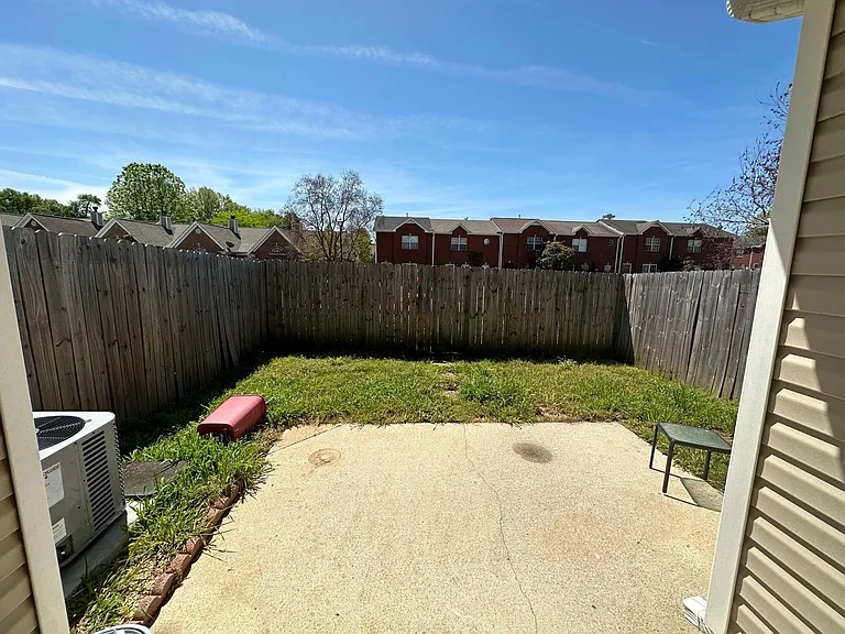 1405 Hillsboro Ln — Photo 12