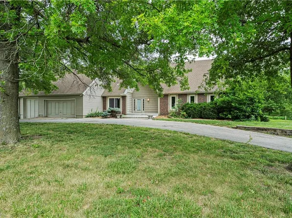 20195 S Countryview Dr, Spring Hill, KS 66083
