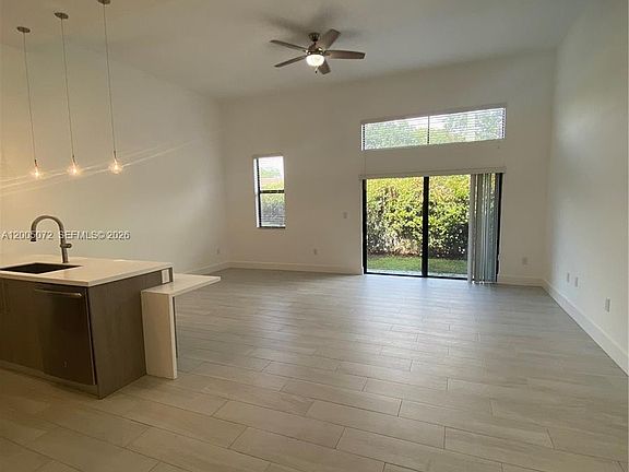 3rd image of 909 NW 45th Ter
