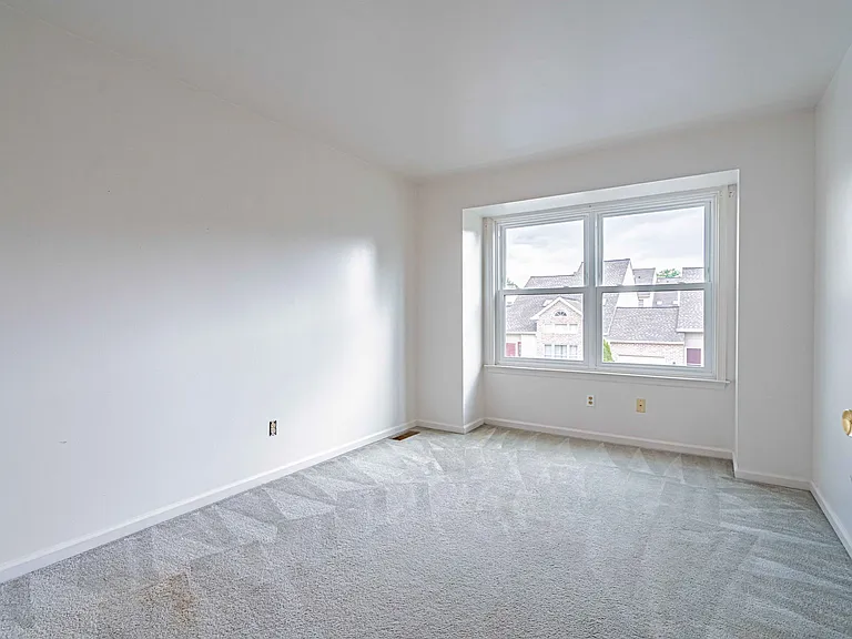 323 Surrey Pl — Photo 27