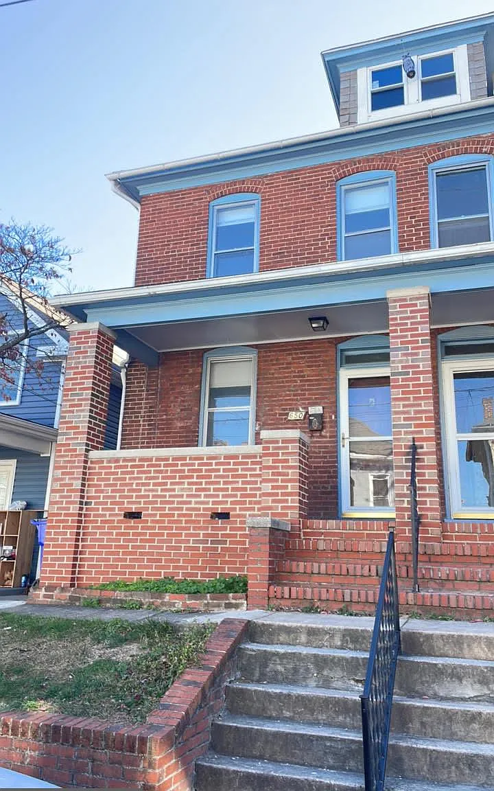 3 bed, 1.0 bath, 2640 sqft, $1,700 — Photo 1