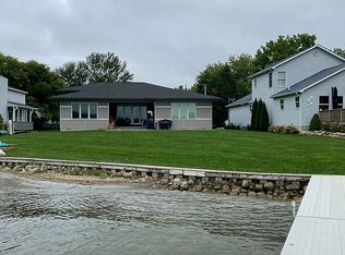 10378 Walnut Shores Dr, Fenton, MI 48430