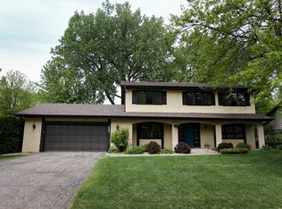 8713 Wood Cliff Cir, Bloomington, MN 55438