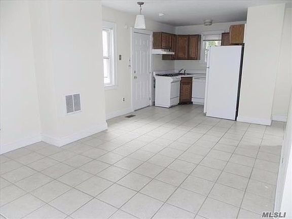 2nd image of 6 Pilvinis Dr